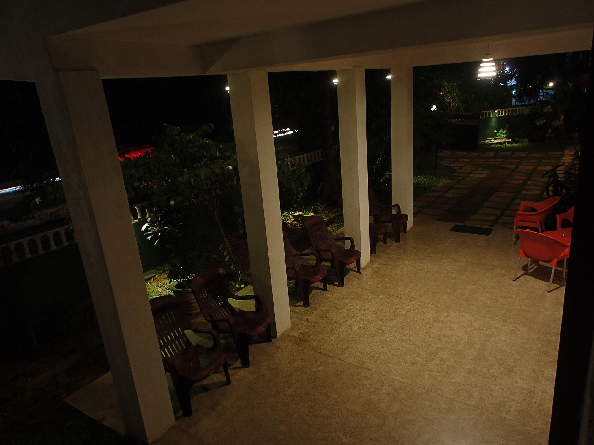 Appartamento Kutumbaya Anuradhapura Esterno foto